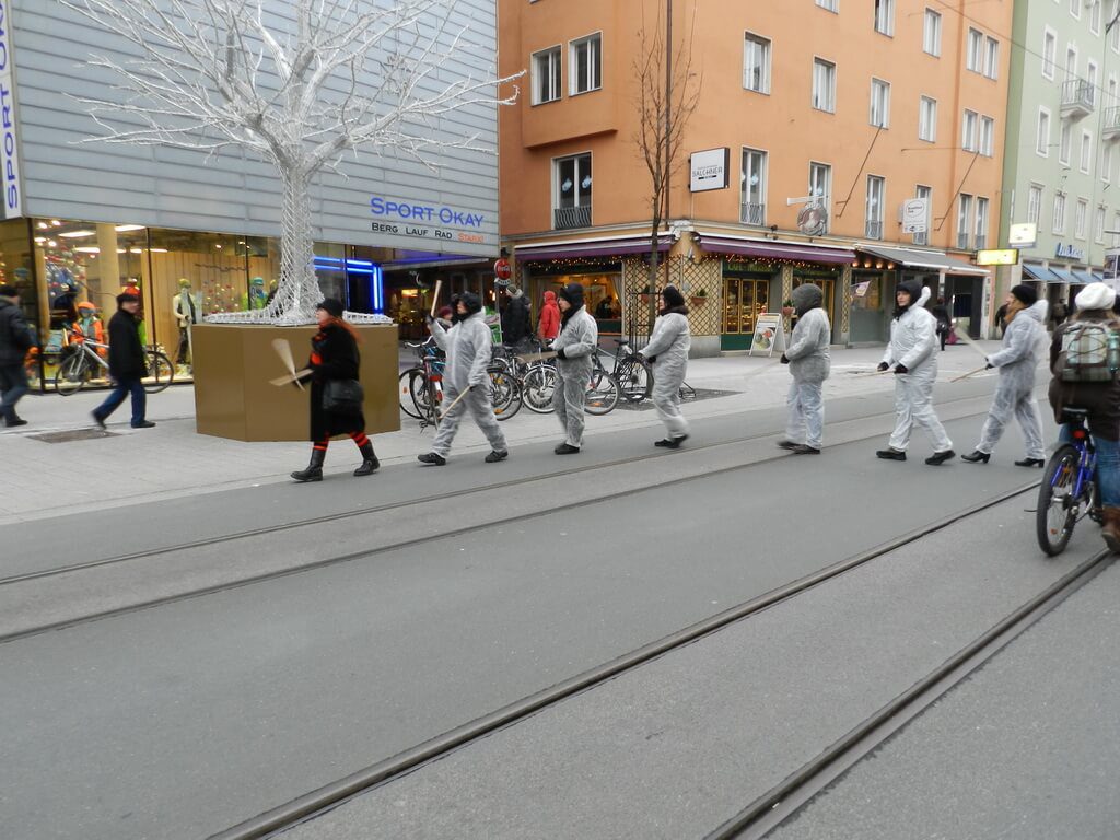 Straßentheater gegen sexualisierte Gewalt an Frauen und Mädchen in verschiedenen Tiroler Orten