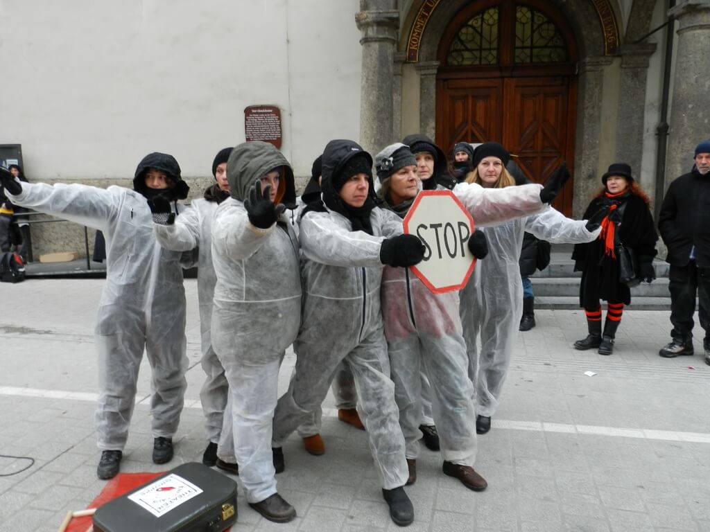 Straßentheater gegen sexualisierte Gewalt an Frauen und Mädchen in verschiedenen Tiroler Orten