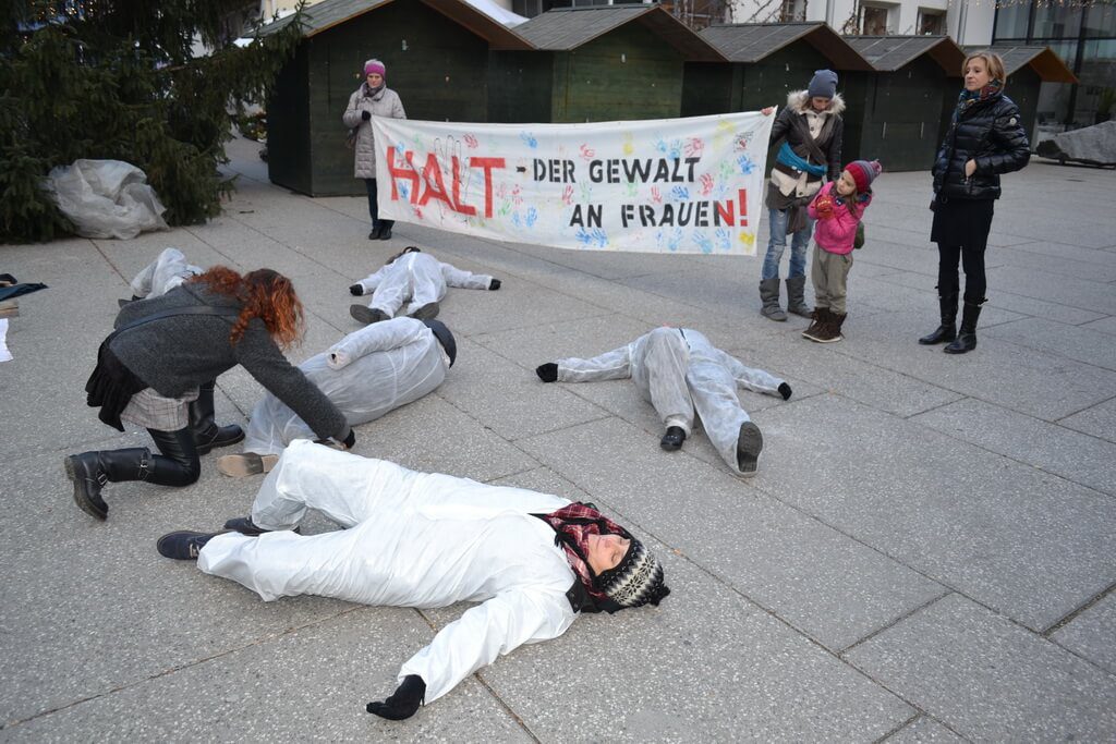 Straßentheater gegen sexualisierte Gewalt an Frauen und Mädchen in verschiedenen Tiroler Orten