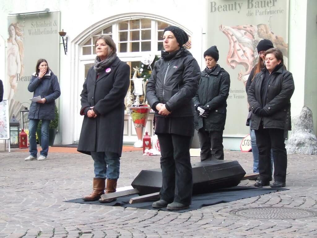 Straßentheater gegen sexualisierte Gewalt an Frauen und Mädchen in verschiedenen Tiroler Orten