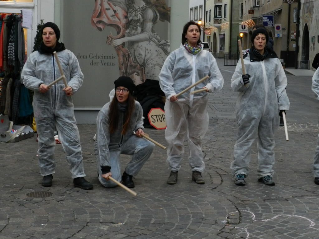 Straßentheater gegen sexualisierte Gewalt an Frauen und Mädchen in verschiedenen Tiroler Orten