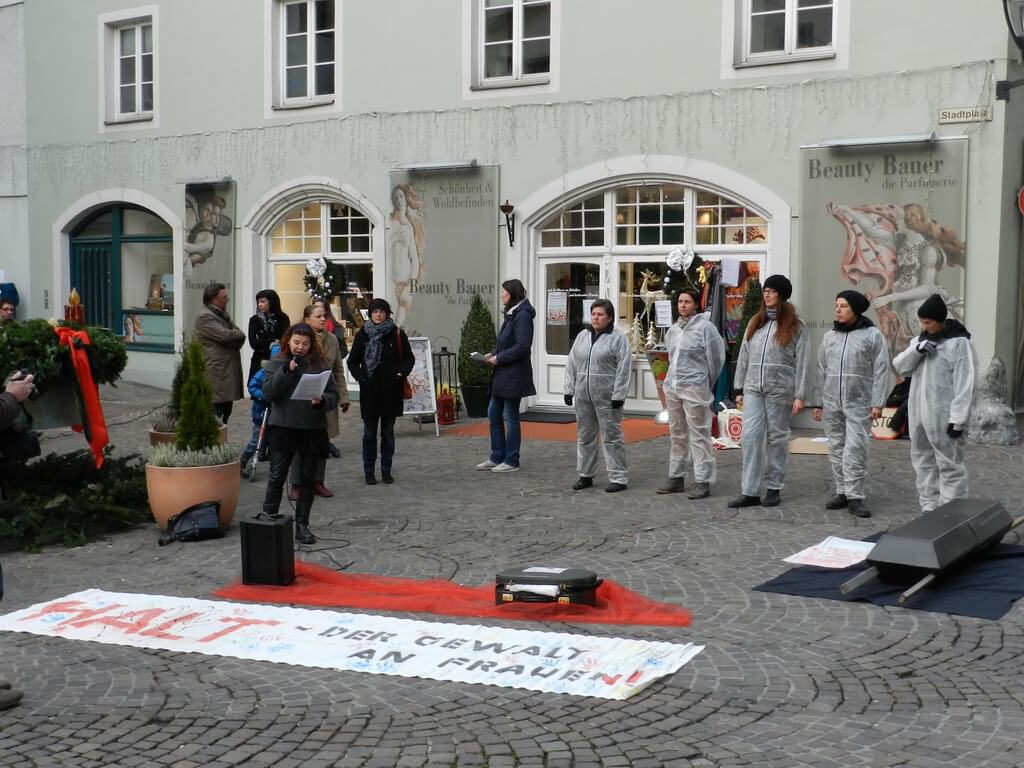 Straßentheater gegen sexualisierte Gewalt an Frauen und Mädchen in verschiedenen Tiroler Orten