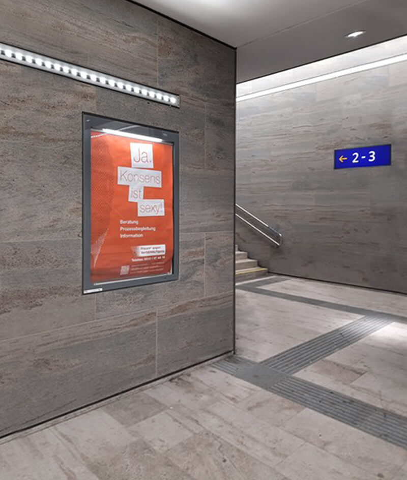 Gang im Haller Bahnhof mit Plakat „Ja. Konsens ist sexy."“