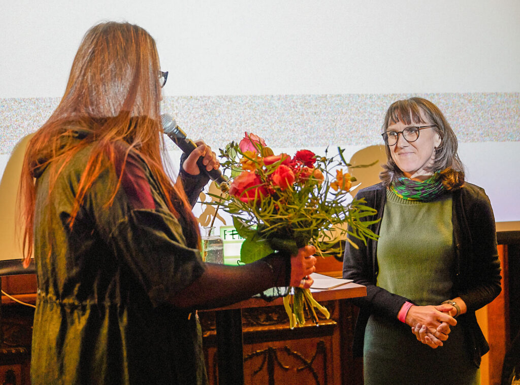 Blumengeschenk für die Obfrau