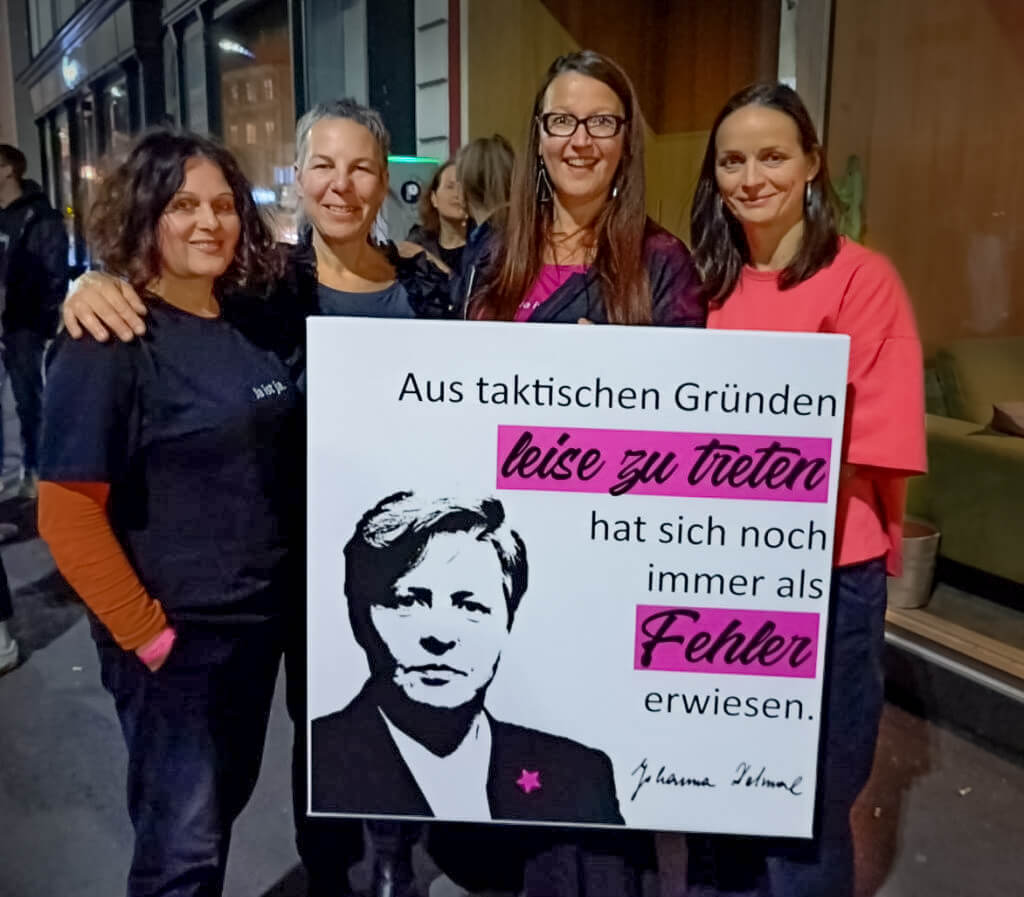 Die Mitarbeiterinnen vom Verein Frauen gegen Vergewaltigung bei der Jubiläumsfeier 40+1. Sie halten ein Schild dem dem Johanna-Dohnal-Zitat: „Aus taktischen Gründen leise zu treten hat sich noch immer als Fehler erwiesen.“